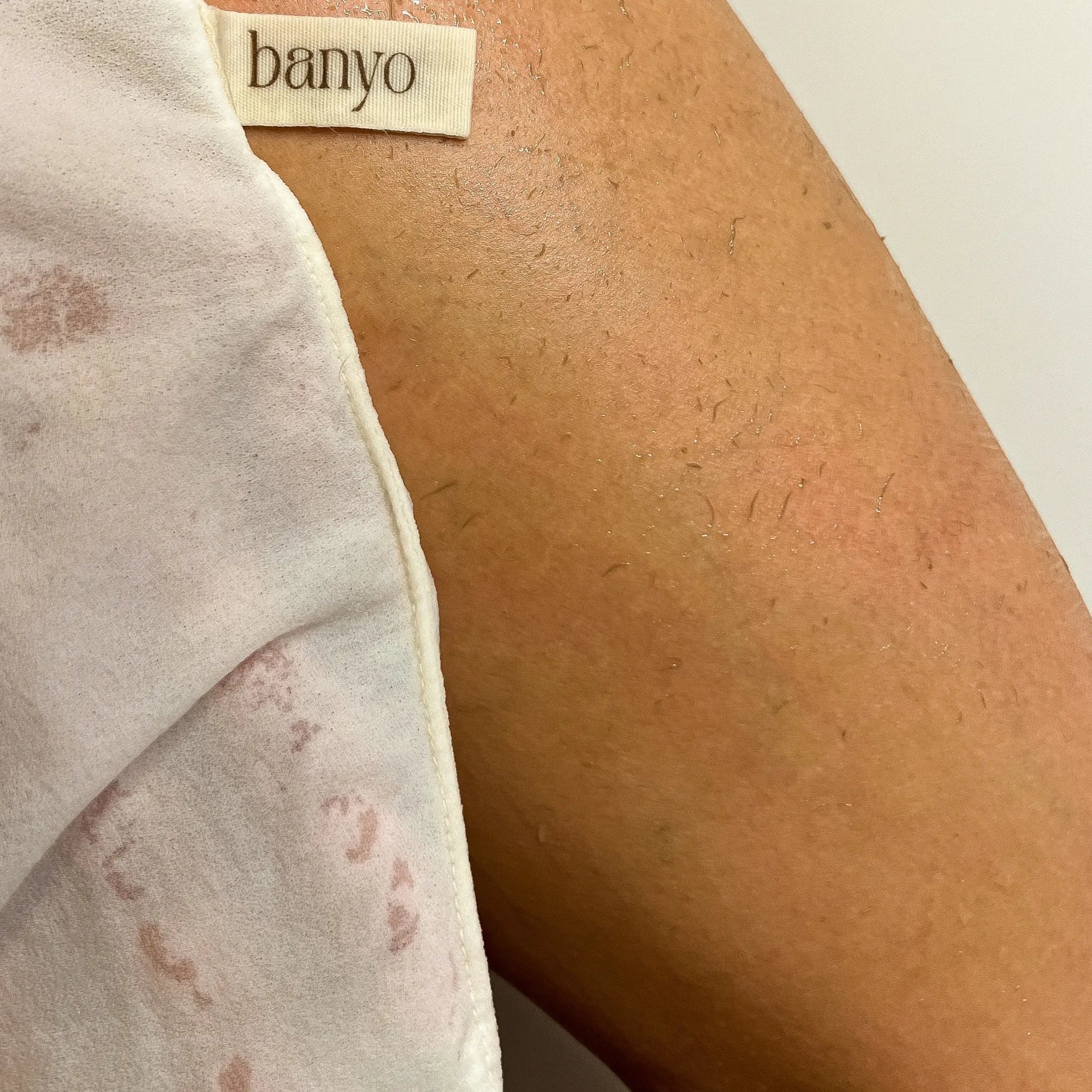 the-banyo-silky-touch-exfoliating-face-and-body-glove.